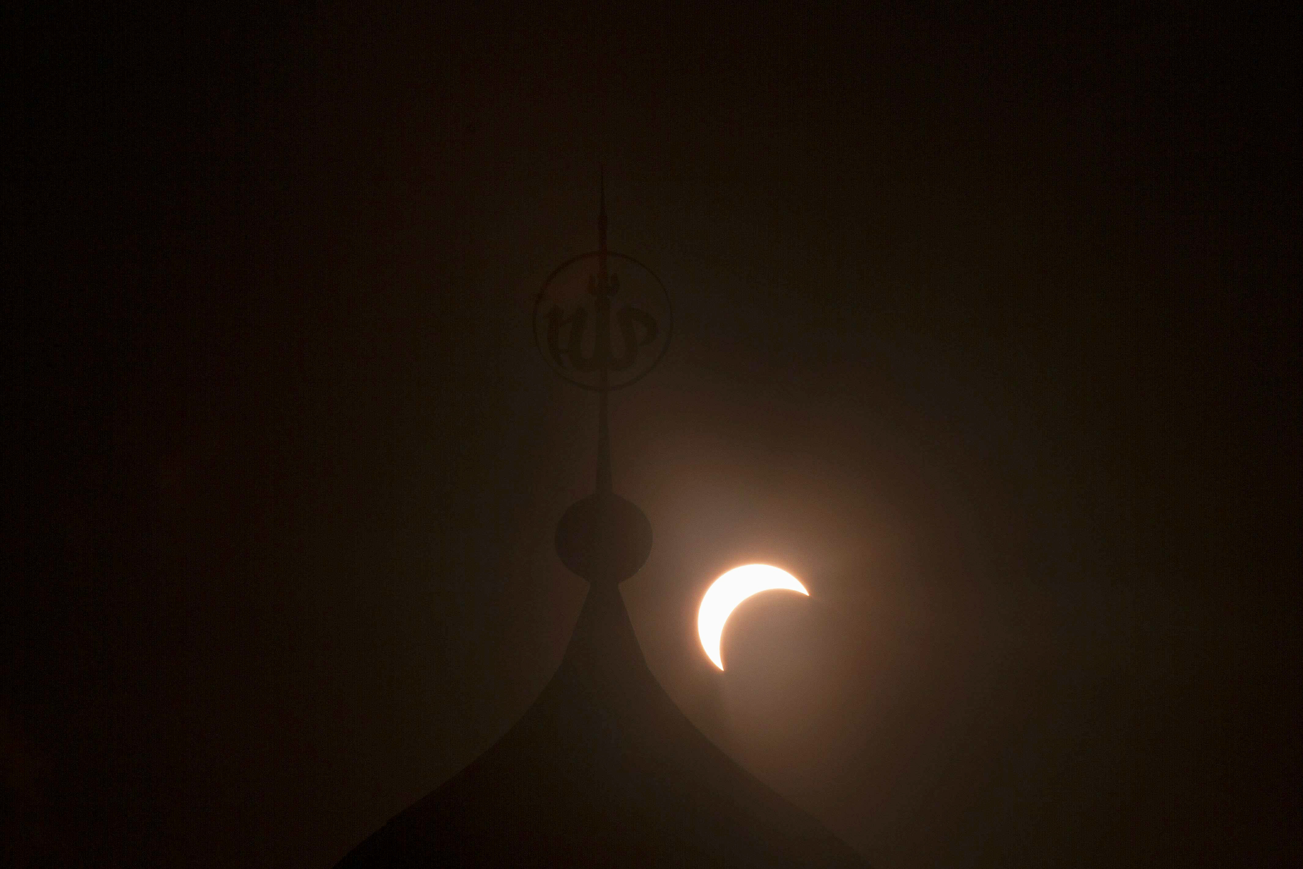 Penampakan gerhana matahari yang terjadi di Aceh. Foto atas dan bawah: Junaidi Hanafiah