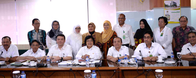 Menteri Lingkungan Hidup dan Kehutanan, SIti Nurbaya (keempat dari kanan depan), bersama jajaran KLHK dan Kepala BRG, Nazir Foead, usai pertemuan. Foto: Humas KLHK