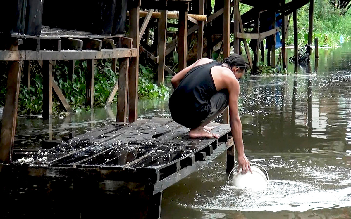 Masyarakat memanfaatkan air Sungai Karang Mumus untuk kebutuhan sehari-hari. Foto: Yustinus S. Hardjanto