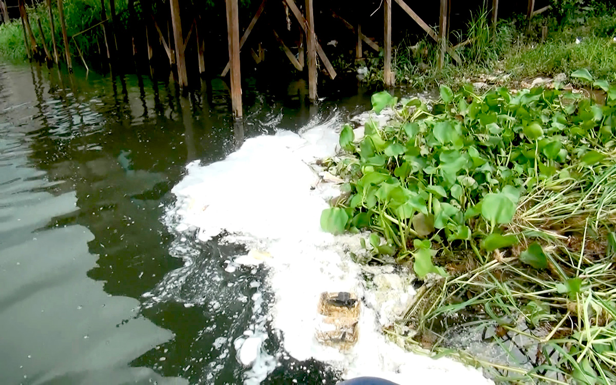 Begini kondisi Sungai Karang Mumus bila dilihat lebih dekat. Foto: Yustinus S. Hardjanto