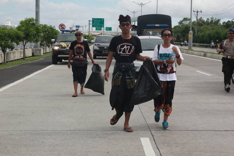 Relawan memungut sampah setelah aksi penolakan reklamasi Teluk Benoa, Bali pada Minggu (28/02/2016) Foto : Luh De Suriyani 