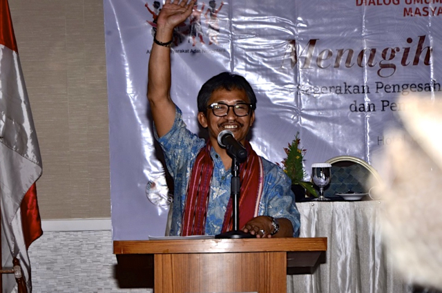 Abdon Nababan, Sekjen AMAN, menagih kembali janji Nawacita Jokowi – JK terhadap masyarakat adat berupa pengesahan UU Masyarakat adat serta pembentukan Satuan Tugas Masyarakat Adat.Foto: Wahyu Chandra