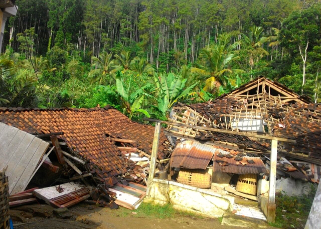 Rumah warga yang terkena lomgsor bergerak di Banjarnegara. Foto kiriman BNPB