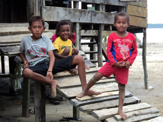 Anak-anak ini tampak ceria di perumahan mereka pada lokasi abrasi Kali Bian, Foto: Agapitus Batbual