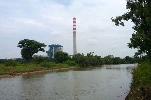 PLTU batubara, berada di dekat pemukiman warga. Foto: Indra Nugraha