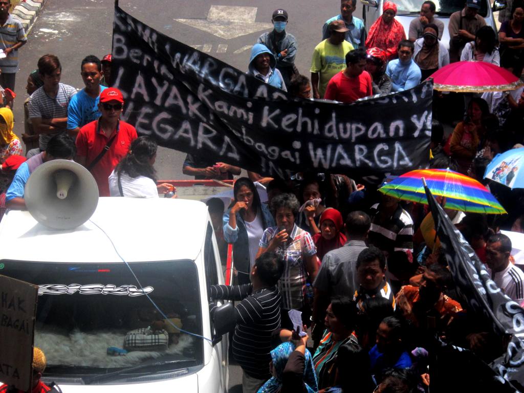 Aksi warga Kelurahan Tanjung Merah, Kecamatan Matuari, Kota Bitung, Sulawesi Utara pada Selasa (23/02/16), yang menolak penggusuran wilayah mereka untuk pembangunan Kawasan Ekonomi Khusus (KEK). Foto : LBH Manado