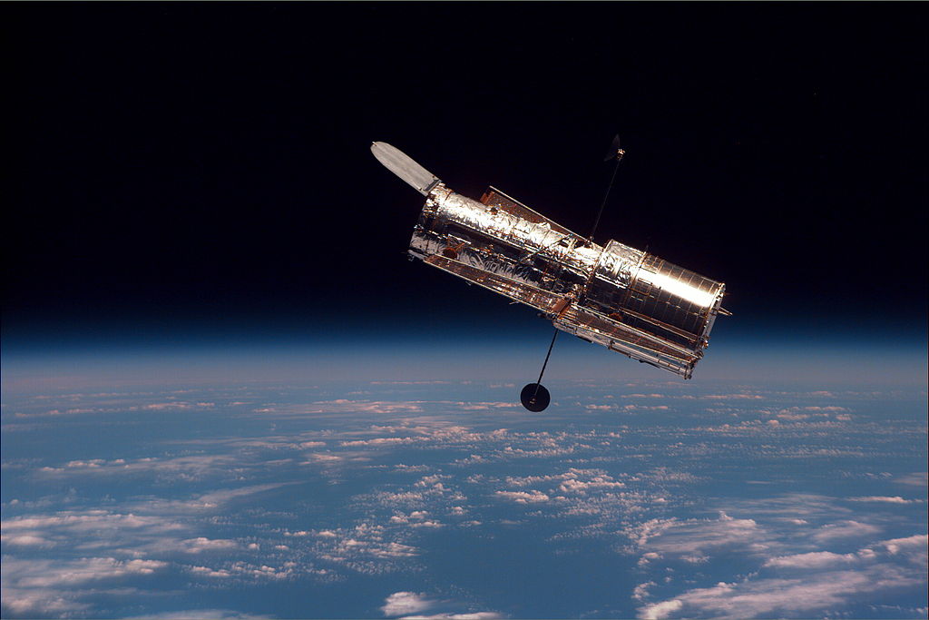 Teleskop ruang angkasa Hubble. Sumber : snopes.com