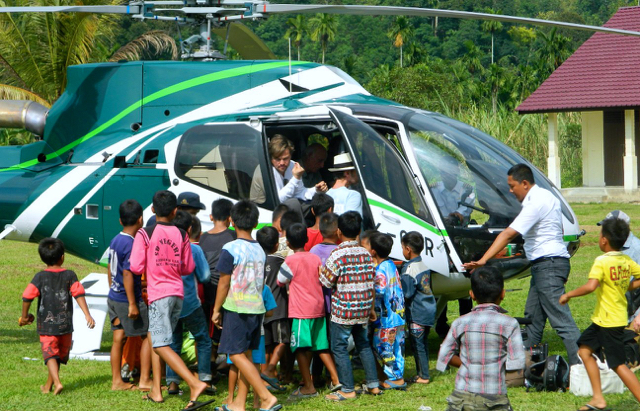 Saat heli mendarat, anak-anak mengerumuni Leonardo DiCaprio yang belum turun. Heli mendarat di Ketambe Aceh Tenggara, Aceh. Foto: BBTNGL