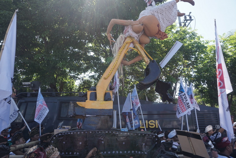 Sekelompok orang membawa ogoh-ogoh berupa ekskavator dalam unjuk rasa Desa Adat Bergerak menolak reklamasi Teluk Benoa pada pertengahan Maret 2016. Foto : Luh De Suriyani