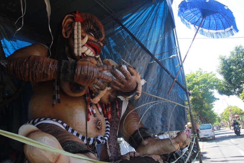 Ogoh-ogoh yang sudah jadi terbuat dari bambu dan kertas bekas, yang dibuat kelompok muda Banjar Ceramcam di Denpasar Timur, Bali menyambut Nyepi 2016. Ogoh-ogoh ini tidak menggunakan sterefoam sehingga lebih ramah lingkungan ketika dibakar. Foto : Luh De Suriyani 