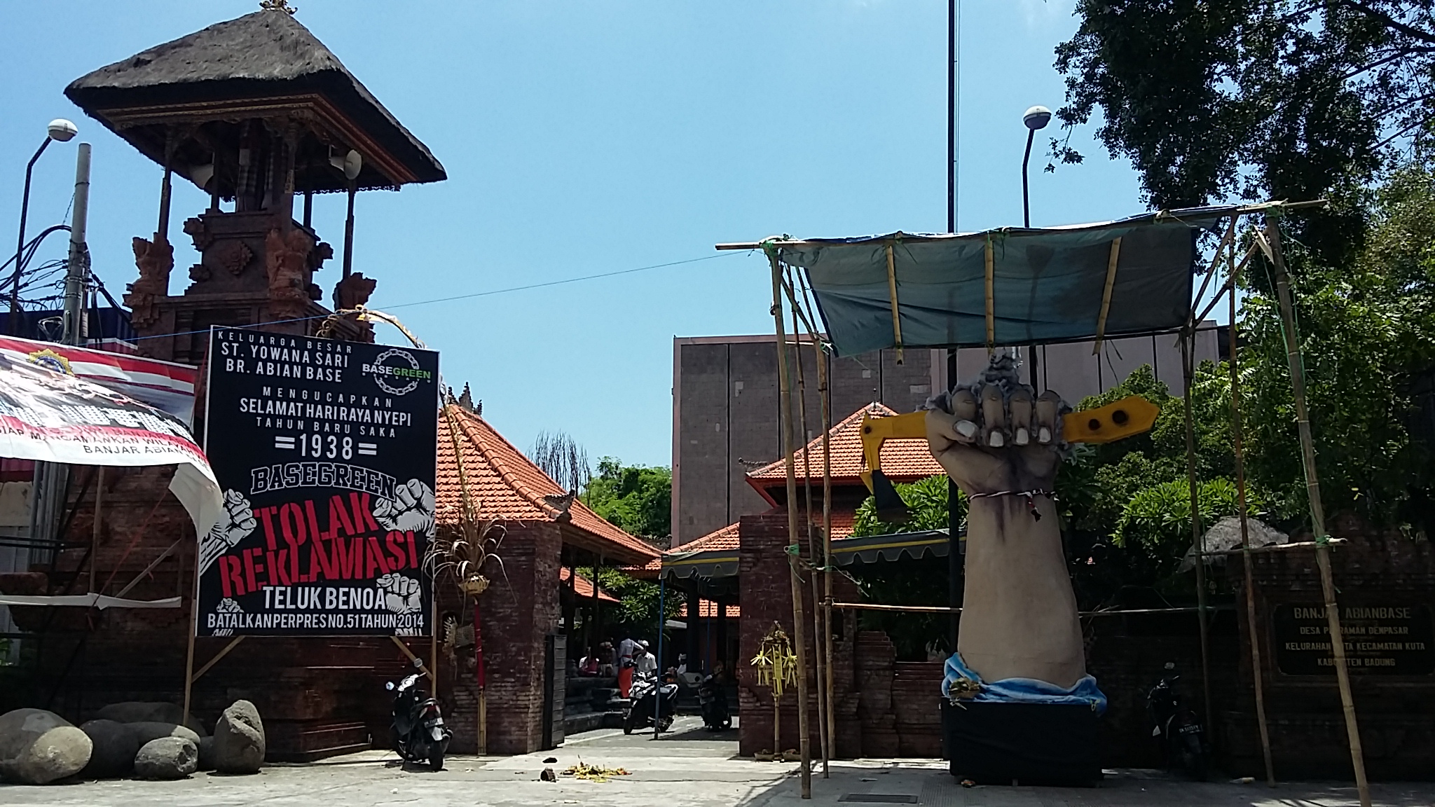 Sebuah ogoh-ogoh dengan pesan masalah lingkungan hidup menyelang Nyepi 2016 di Denpasar, Bali. Ogoh-ogoh itu menggambarkan penolakan terhadap reklamasi Teluk Benoa. Foto : Luh De Suriyani