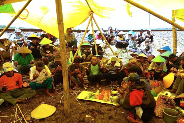 Warga Batang penolak PLTU bikin tenda perjuangan tak jauh dari lokasi pembangunan PLTU. Foto: Greenpeace Indonesia