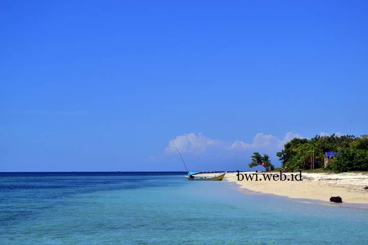Pantai pasir putih di Pulau Tabuhan, Banyuwangi, Jawa Timur yang putih mempesona. Foto :  bwi.web.id