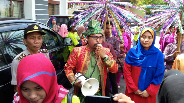 Riko Kurniawan, salah satu penggugat berorasi menyampaikan harapan agar majelis hakim memutuskan kabulkan gugatan masyarakat. Foto: Nurul Fitria