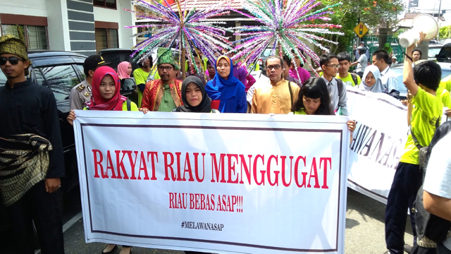 Rombongan masyarakat Riau menggugat tiba di depan gedung PN Pekanbaru. Foto: Nurul Fitria