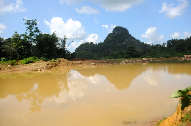 Lahan dikeruk oleh PT Semen Bosowa, sekitar 400 meter dari pondok Wallace. Foto: Eko Rusdianto