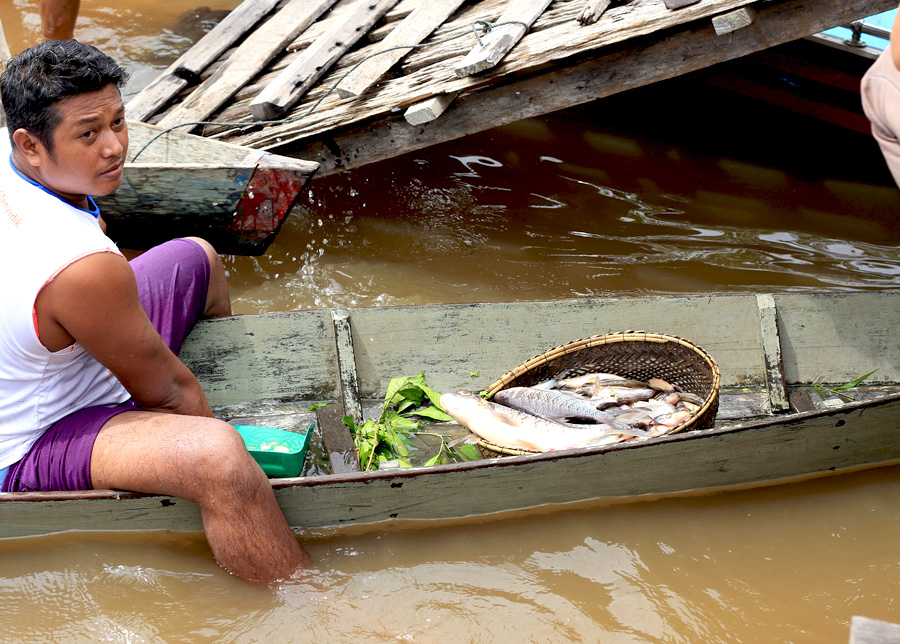 Masyarakat di jantung Kalimantan memanfaatkan sungai secara bijak untuk menopang kehidupan keluarga. Foto: Andi Fachrizal