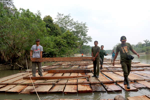 Kayu ilegal ini telah diikat seperti rakit dan diselundupkan melalui Sungai Aceh Tamiang. Foto: Dok. FKL