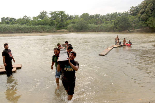 Sebagian kayu telah diamankan di kantor KPH III dan sisanya dijaga di Sungai Tamiang. Foto: Tezar Pahlevie