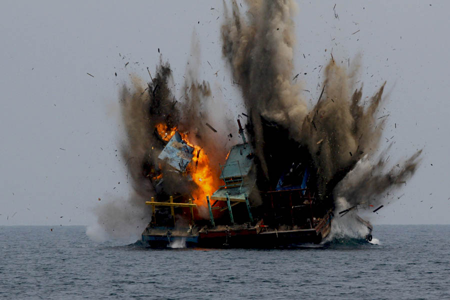 Kapal pencuri ikan berbendera Malaysia yang ditenggelamkan di di Pulau Telaga Tujuh, Kota Langsa, Aceh. Foto: Junaidi Hanafiah
