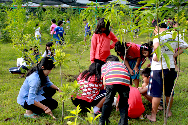 Menanam pohon bersama di kebun sekolah merupakan kegiatan yang rutin dilakukan. Foto: Petrus Riski