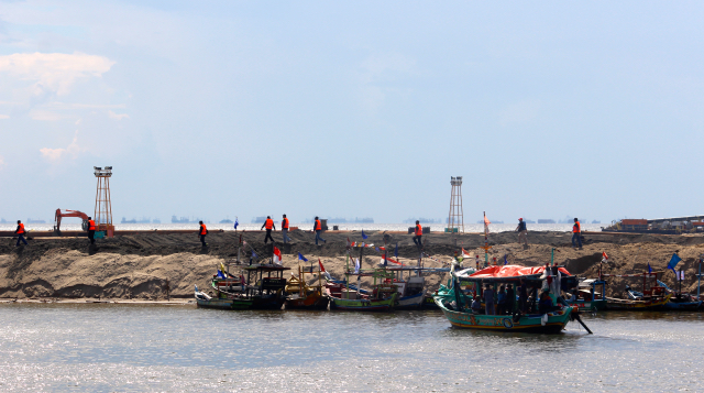 Pulau G. Kapal nelayan sandar di Pulau reklamasi G, untuk aksi penyegelan. tampak petugas keamanan pengembangan menjaga kawasan. Foto: Sapariah Saturi
