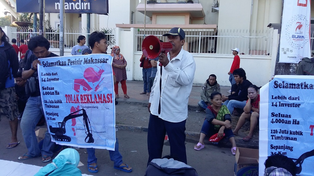 Sebanyak 44 kepala keluarga nelayan yang terkena dampak reklamasi Pantai Makassar, Sulsel menyatakan penolakan reklamasi karena hilangnya mata pencarian mereka. Sebagian besar mereka kini bekerja sebagai buruh bangunan dan tak lagi melaut. Foto: Wahyu Chandra