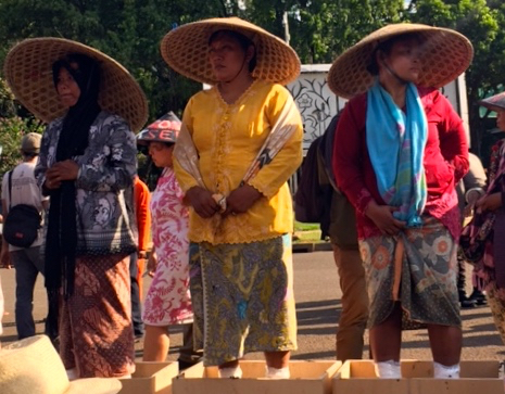 Tiga dari sembilan perempuan dari Pegunungan Kendeng, yang aksi menyemen kaki mereka. Ini sebagai protes pabrik dan tambang yang akan maupun sudah mulai dibangun di karts Kendeng yang mengancam kehidupan mereka. Foto: Sapariah Saturi