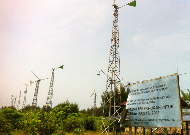 Kincir-kincir angin pembangkit listrik ramah lingkungan di Srandakan, Bantul. Foto: Nuswantoro