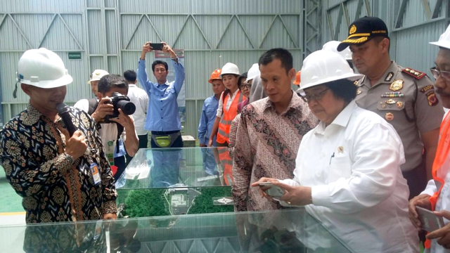 Siti Nurbaya, Menteri LHK (baju dan berhelm putih) kala meresmikan pabrik pengolahan tailing emas PT Antam menjadi produk daur ulang di Pongkor. Foto: Indra Nugraha 