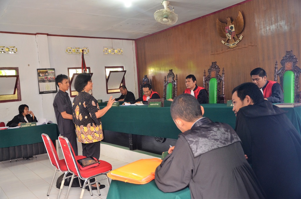 Sandra Moniaga, Komisioner KOMNAS HAM, menjadi saksi ahli pada persidangan 1 April 2015 silam kasus Bahtiar, di Pengadilan Negeri Sinjai, Sulawesi Selatan. Foto : Wahyu Chandra