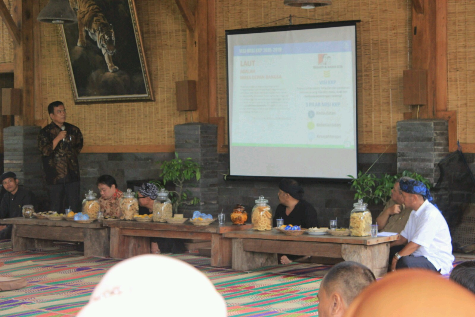 Acara diskusi dalam acara “Mengembalikan Kejayaan Laut dan Perikanan Indonesia untuk Kesejahteraan  Rakyat”  yang digelar Gerakan Hejo di Kawasan Ekowisata dan Budaya Alam Santosa, Pasir Impun, Kabupaten Bandung, pada Selasa (05/04/2016). Foto : Donny Iqbal
