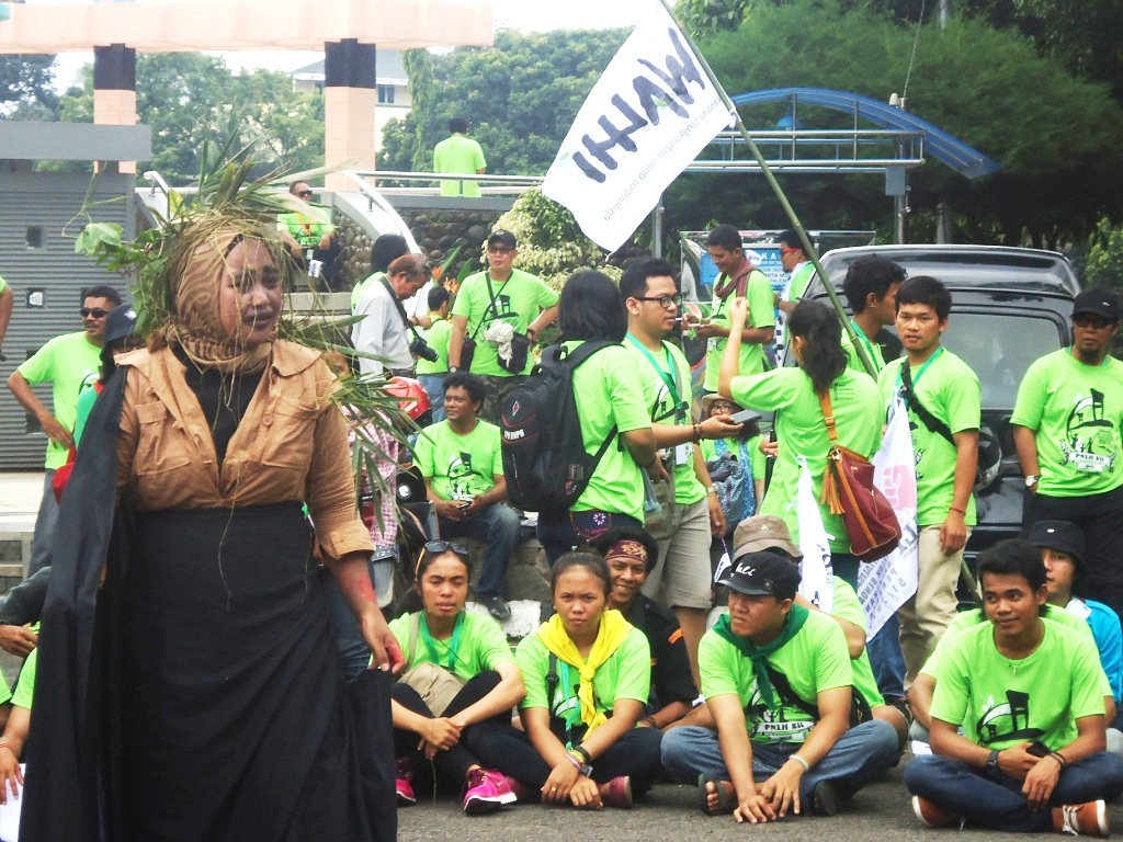 Seorang peserta merias diri dan pakaian bertema lingkungan dalam karnaval hari bumi bersama aktivis Walhi di Palembang, Sumsel, Jumat (22/04/16). Foto : Themmy Doaly