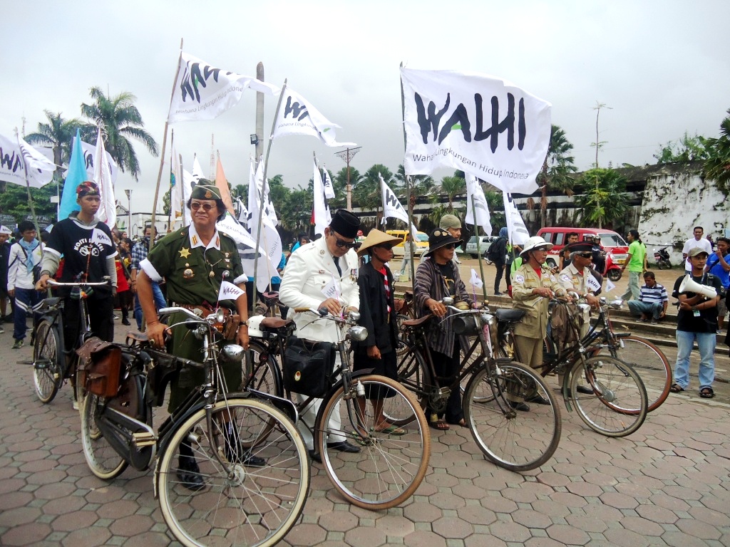 Komunitas pesepeda juga ikut dlam berkarnaval untuk memperingati hari bumi, di Palembang, Sumsel pada Jumat (22/04/16). Foto : Themmy Doaly