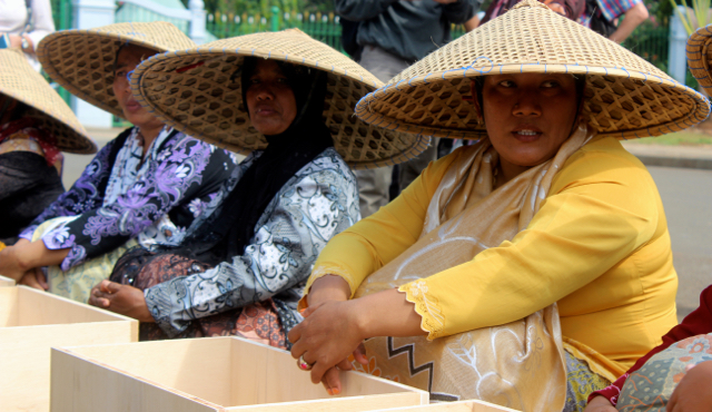 Para perempuan Pegunungan Kendeng, sesaat sebelum menyemen kaki mereka. Foto: Sapariah Saturi