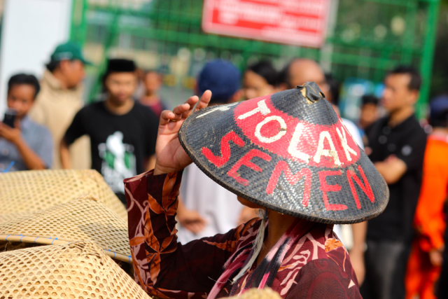 Aksi perempuan Kendeng tolak semen di Jakarta. Foto: Sapariah Saturi