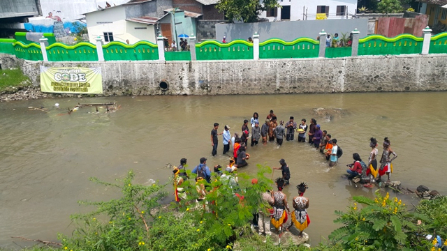 Ruwatan Sungai Code, warga berdoa agar terhindar dari bencana alam, baik longsor dan banjir. Foto: Tommy Apriando