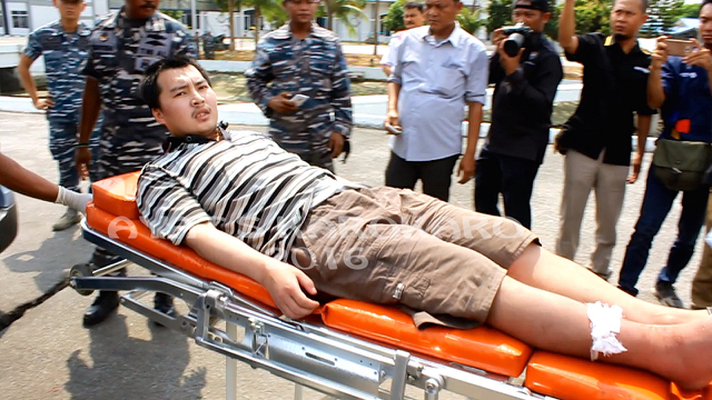 Pria ini terluka, adalah ABK kapal yang diamankan TNI AL bersama 28 ABK lain. Foto: Ayat S Karokaro
