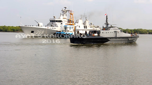 Sejumlah kapal patroli milik TNI AL terlihat mengawal kapal berbendera Tionghoa yang jadi buronan interpol dalam kejahatan kelautan. Foto: Ayat S Karokaro