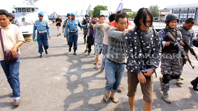 Dalam operasi penangkapan kapal berbendera Tiongkok ini, 29 ABK juga diamankan, 4 orang WNI dan 25 WN Tiongkok. Foto: Ayat S Karokaro