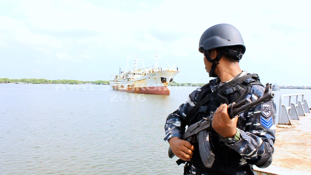 Saat kapal buronan interpol ini merapat ke dermaga Lantamal - I Belawan, tampak pasukan TNI AL siaga dengan senjata lengkap melakukan pengawalan. Foto: Ayat S Karokaro