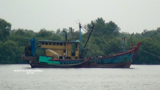 Kapal asing dan 2 kapal nelayan lokal diledakkan karena melanggar UU Illegal Fishing sebelum penenggelaman. Foto: Ayat S Karokaro