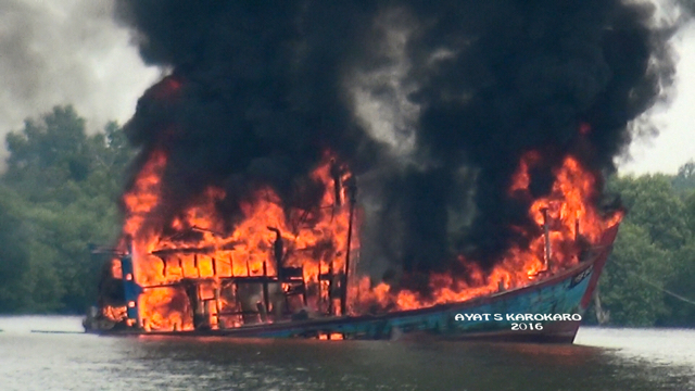 Api berkobar menenggelamkan kapal pencuri ikan di Perairan Belawan. Foto: Ayat S Karokaro