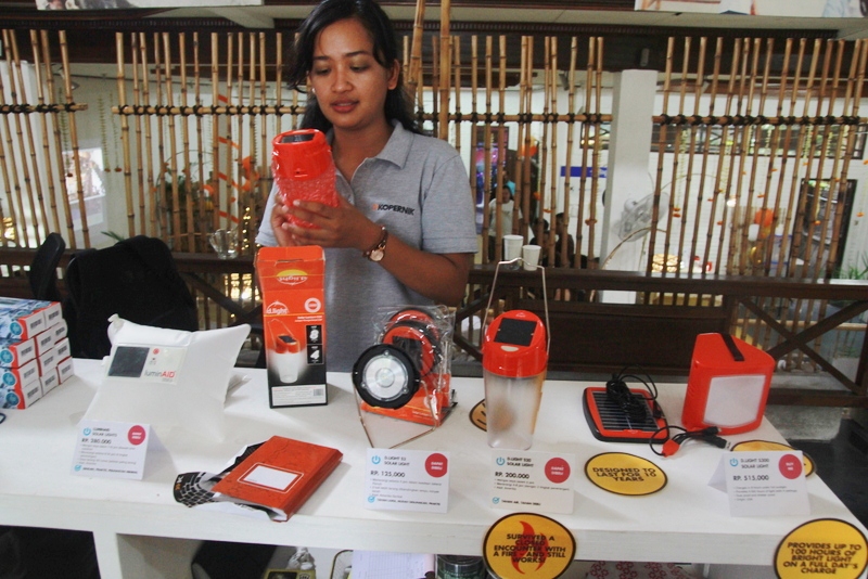 Berbagai perangkat berteknologi ramah lingkungan dan tepat guna yang dijual Yayasan Kopernik di Ubud, Bali. Foto : Luh De Suriyani