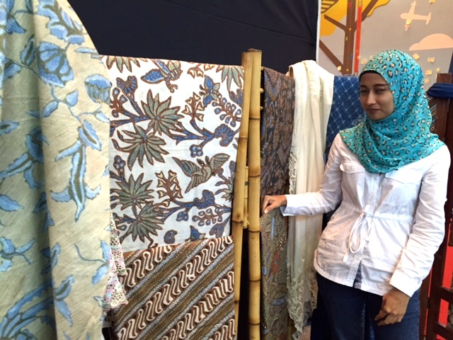 Batik alami di Pameran Indonesia Climate Change Education Forum and Expo 2016. Foto: Sapariah Saturi