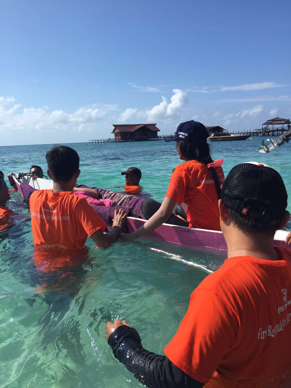 Simulasi bimbingan teknis (bimtek) penanganan mamalia laut terdampar di Pulau Derawan, Berau, Kaltim. Foto : Yayasan Konservasi RASI