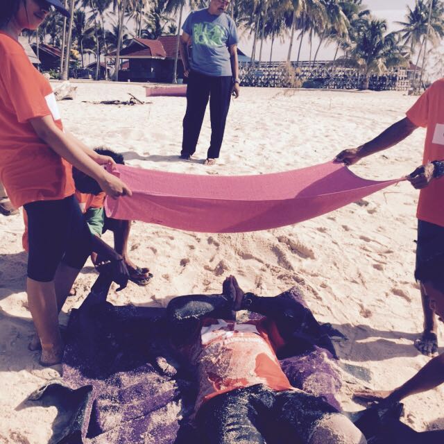 Simulasi bimbingan teknis (bimtek) penanganan mamalia laut terdampar di Pulau Derawan, Berau, Kaltim. Foto : Yayasan Konservasi RASI