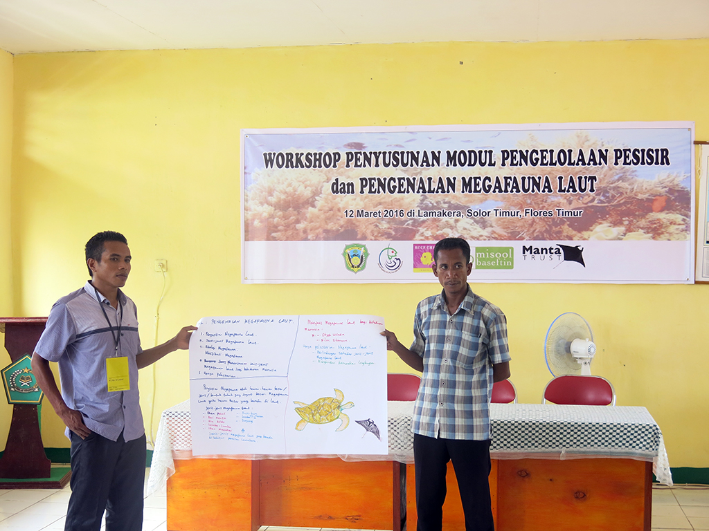 Pemaparan hasil diskusi penyusunan muatan lokal pendidikan lingkungan hidup oleh Reef Check Indonesia untuk perwakilan pendidik dari SD, SMP, dan SMA/SMK di Desa Lamakera Pulau Solor, Nusa Tenggara Timur. Foto : Iqbal Herwata / Reef Check Indonesia