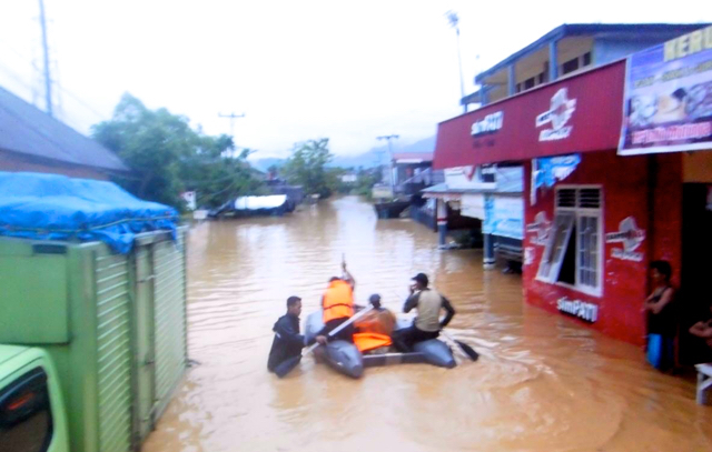 BPBD Sumbar, telusuri kawasan banjir di beberapa daerah di Kecamatan Koto Tangah. Foto: BPBD Sumbar
