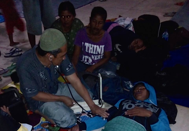 Warga Jambi peserta aksi jatuh sakit kala di Jambi. Mereka mendapatkan perawatan kesehatan, sebelum melanjutkan perjalanan. Foto: Serikat Tani Nasional